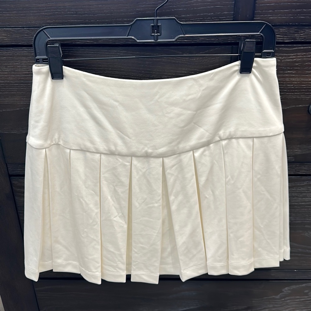 🏷 🆕 Alice + Olivia Beautiful Semira Flared Pleated White Mini Skirt